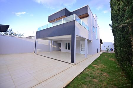 Casa para alugar com 257m², 3 quartos e 4 vagas Casa para alugar com 257m², 3 quartos e 4 vagasFachada