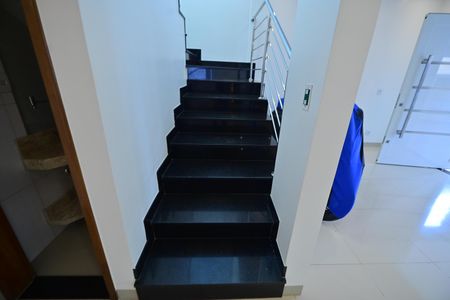 Casa para alugar com 257m², 3 quartos e 4 vagas Casa para alugar com 257m², 3 quartos e 4 vagasEscada