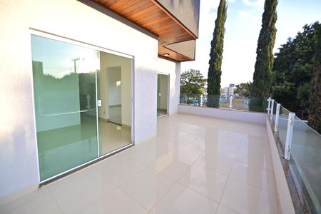 Casa para alugar com 257m², 3 quartos e 4 vagas Casa para alugar com 257m², 3 quartos e 4 vagasVaranda da Suíte