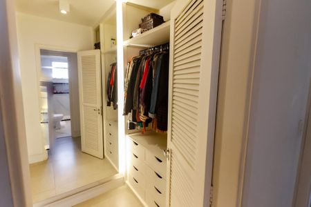 Apartamento à venda com 97m², 3 quartos e 2 vagas Apartamento à venda com 97m², 3 quartos e 2 vagasCloset da suíte
