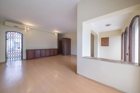 Casa à venda com 330m², 3 quartos e 2 vagasSala