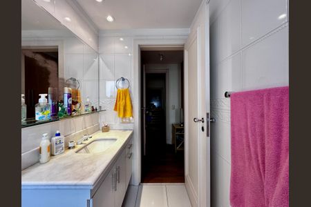 Apartamento à venda com 323m², 4 quartos e 6 vagas Apartamento à venda com 323m², 4 quartos e 6 vagasBanheiro Suíte 3