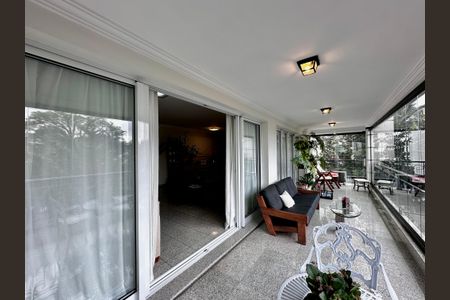Apartamento à venda com 323m², 4 quartos e 6 vagas Apartamento à venda com 323m², 4 quartos e 6 vagasVaranda