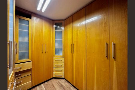 Apartamento à venda com 323m², 4 quartos e 6 vagas Apartamento à venda com 323m², 4 quartos e 6 vagasCloset Suíte 4