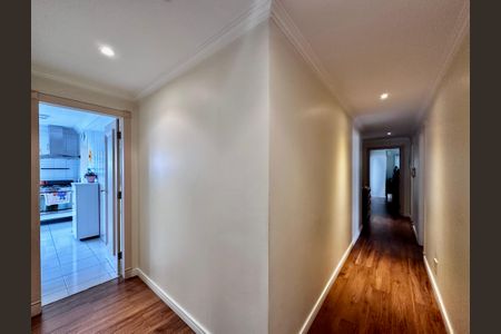 Apartamento à venda com 323m², 4 quartos e 6 vagas Apartamento à venda com 323m², 4 quartos e 6 vagasCorredor Suítes