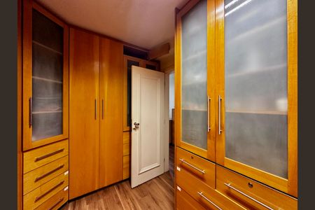 Apartamento à venda com 323m², 4 quartos e 6 vagas Apartamento à venda com 323m², 4 quartos e 6 vagasCloset Suíte 4