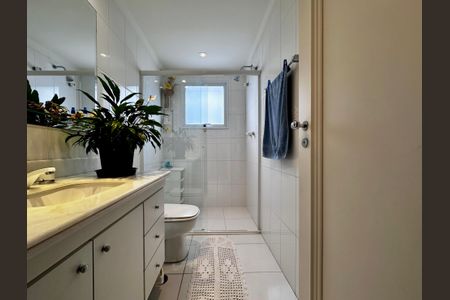 Apartamento à venda com 323m², 4 quartos e 6 vagas Apartamento à venda com 323m², 4 quartos e 6 vagasBanheiro Suíte 1