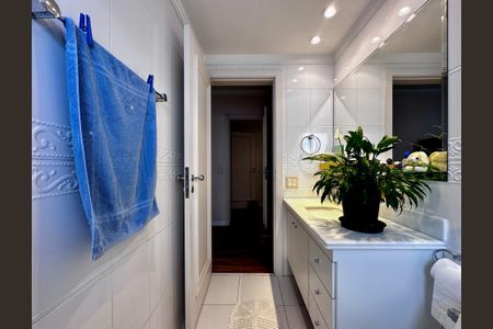 Apartamento à venda com 323m², 4 quartos e 6 vagas Apartamento à venda com 323m², 4 quartos e 6 vagasBanheiro Suíte 1