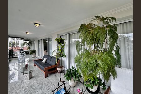 Apartamento à venda com 323m², 4 quartos e 6 vagas Apartamento à venda com 323m², 4 quartos e 6 vagasVaranda