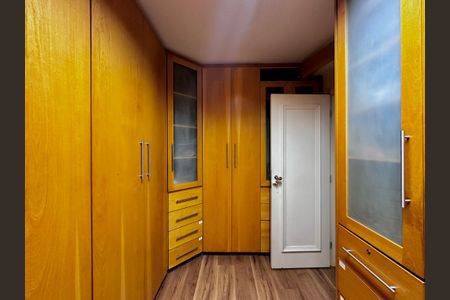 Apartamento à venda com 323m², 4 quartos e 6 vagas Apartamento à venda com 323m², 4 quartos e 6 vagasCloset Suíte 4