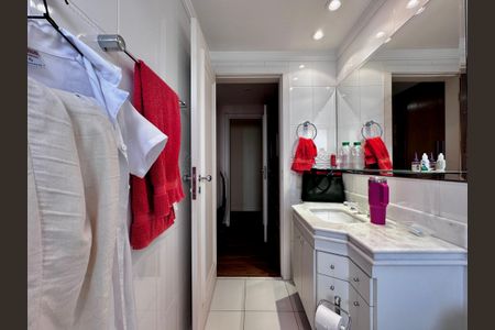 Apartamento à venda com 323m², 4 quartos e 6 vagas Apartamento à venda com 323m², 4 quartos e 6 vagasBanheiro Suíte 2