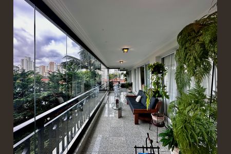 Apartamento à venda com 323m², 4 quartos e 6 vagas Apartamento à venda com 323m², 4 quartos e 6 vagasVaranda