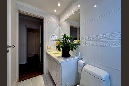 Apartamento à venda com 323m², 4 quartos e 6 vagas Apartamento à venda com 323m², 4 quartos e 6 vagasBanheiro Suíte 1