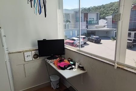Casa de condomínio à venda com 162m², 3 quartos e 2 vagas Casa de condomínio à venda com 162m², 3 quartos e 2 vagasVaranda da Suíte