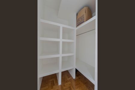 Apartamento à venda com 266m², 3 quartos e 1 vagaCloset da suíte 2