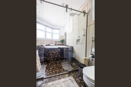 Casa de condomínio à venda com 480m², 5 quartos e 2 vagas Casa de condomínio à venda com 480m², 5 quartos e 2 vagasBanheiro da Suíte master