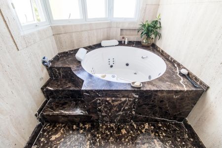 Casa de condomínio à venda com 480m², 5 quartos e 2 vagas Casa de condomínio à venda com 480m², 5 quartos e 2 vagasBanheiro da Suíte master