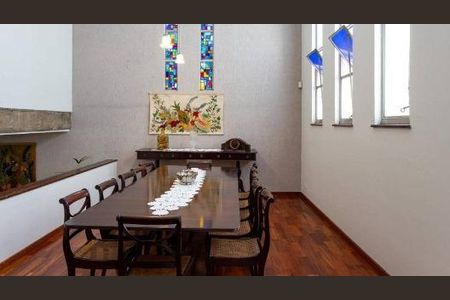 Casa à venda com 381m², 4 quartos e 4 vagas
