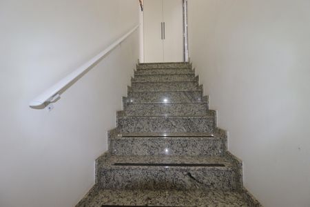 Apartamento à venda com 106m², 2 quartos e 2 vagasEscada