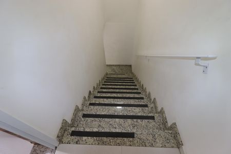 Apartamento à venda com 106m², 2 quartos e 2 vagasEscada