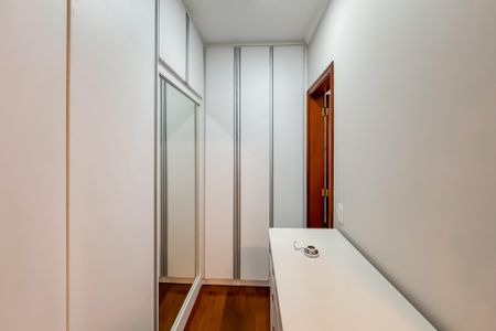 Apartamento à venda com 205m², 4 quartos e 3 vagas Apartamento à venda com 205m², 4 quartos e 3 vagasCloset da Suíte 3