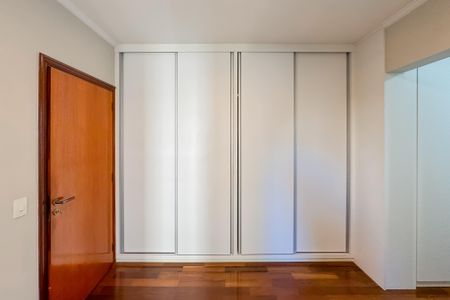 Apartamento à venda com 205m², 4 quartos e 3 vagas Apartamento à venda com 205m², 4 quartos e 3 vagasCloset da Suíte 3