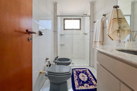 Apartamento à venda com 205m², 4 quartos e 3 vagas Apartamento à venda com 205m², 4 quartos e 3 vagasBanheiro da Suíte 2