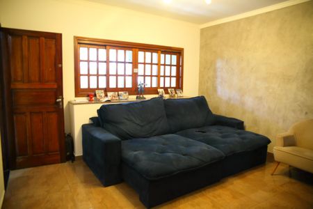 Casa à venda com 220m², 3 quartos e 2 vagasSala