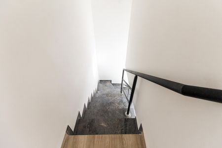 Apartamento à venda com 82m², 2 quartos e 2 vagas Apartamento à venda com 82m², 2 quartos e 2 vagasEscada