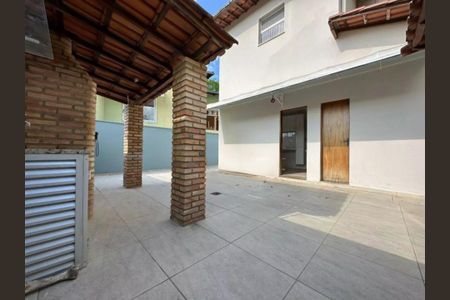 Casa à venda com 178m², 4 quartos e 3 vagas Casa à venda com 178m², 4 quartos e 3 vagasQuintal