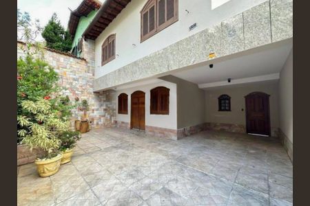 Casa à venda com 178m², 4 quartos e 3 vagas Casa à venda com 178m², 4 quartos e 3 vagasGaragem e Fachada Interna