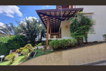 Casa de condomínio à venda com 570m², 5 quartos e 6 vagas