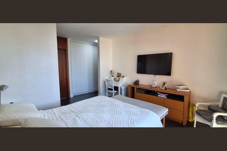 Apartamento à venda com 330m², 4 quartos e 3 vagas Apartamento à venda com 330m², 4 quartos e 3 vagasSuíte Master