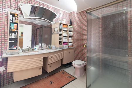 Casa para alugar com 287m², 4 quartos e 3 vagas Casa para alugar com 287m², 4 quartos e 3 vagasBanheiro da Suíte