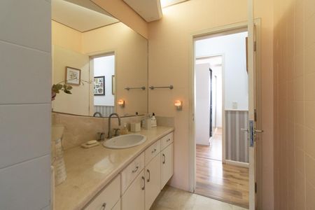 Casa para alugar com 287m², 4 quartos e 3 vagas Casa para alugar com 287m², 4 quartos e 3 vagasBanheiro Social 1