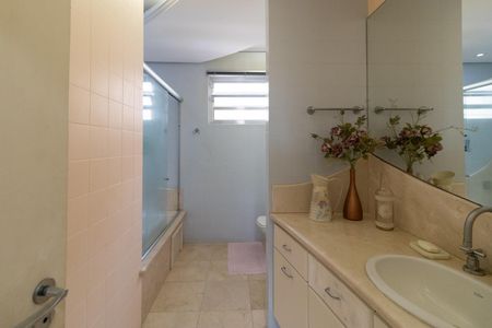 Casa para alugar com 287m², 4 quartos e 3 vagas Casa para alugar com 287m², 4 quartos e 3 vagasBanheiro Social 1