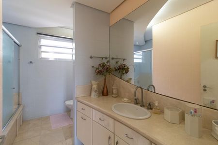 Casa para alugar com 287m², 4 quartos e 3 vagas Casa para alugar com 287m², 4 quartos e 3 vagasBanheiro Social 1