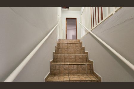 Casa para alugar com 100m², 2 quartos e 1 vaga Casa para alugar com 100m², 2 quartos e 1 vagaEscada