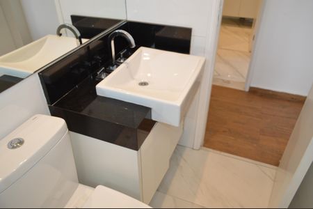 Apartamento à venda com 74m², 2 quartos e 2 vagasBanheiro da Suíte