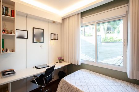 Casa de condomínio à venda com 380m², 4 quartos e 4 vagas Casa de condomínio à venda com 380m², 4 quartos e 4 vagasQuarto 2