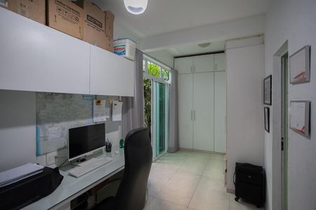 Casa de condomínio à venda com 380m², 4 quartos e 4 vagas Casa de condomínio à venda com 380m², 4 quartos e 4 vagasEscritório