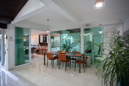 Casa de condomínio à venda com 380m², 4 quartos e 4 vagas Casa de condomínio à venda com 380m², 4 quartos e 4 vagasEspaço Gourmet