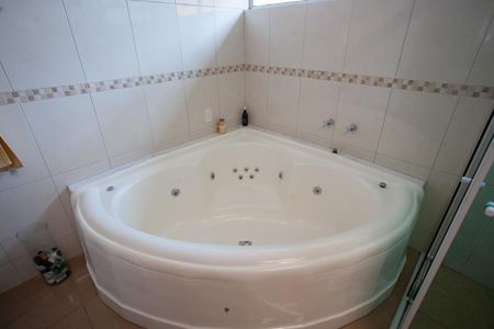 Casa de condomínio à venda com 380m², 4 quartos e 4 vagas Casa de condomínio à venda com 380m², 4 quartos e 4 vagasBanheiro da Suíte