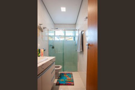 Casa de condomínio à venda com 380m², 4 quartos e 4 vagas Casa de condomínio à venda com 380m², 4 quartos e 4 vagasBanheiro Social 1