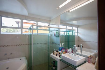 Casa de condomínio à venda com 380m², 4 quartos e 4 vagas Casa de condomínio à venda com 380m², 4 quartos e 4 vagasBanheiro da Suíte