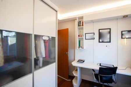 Casa de condomínio à venda com 380m², 4 quartos e 4 vagas Casa de condomínio à venda com 380m², 4 quartos e 4 vagasQuarto 2