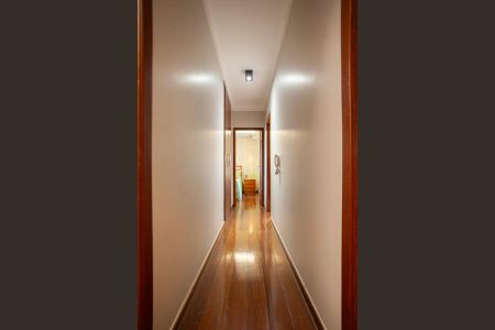 Casa de condomínio à venda com 380m², 4 quartos e 4 vagas Casa de condomínio à venda com 380m², 4 quartos e 4 vagasCorredor