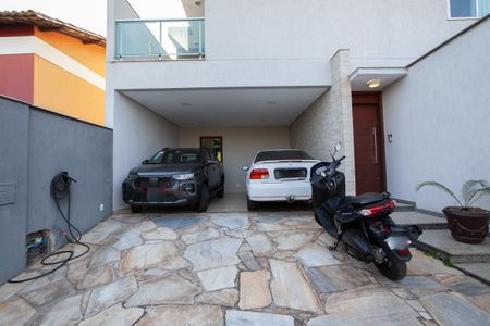 Casa de condomínio à venda com 380m², 4 quartos e 4 vagas Casa de condomínio à venda com 380m², 4 quartos e 4 vagasGaragem