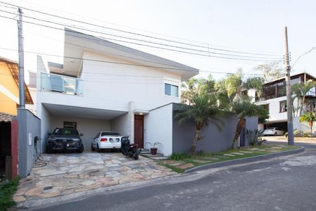 Casa de condomínio à venda com 380m², 4 quartos e 4 vagas Casa de condomínio à venda com 380m², 4 quartos e 4 vagasFachada
