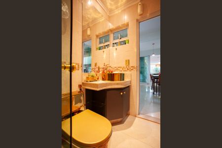 Casa de condomínio à venda com 380m², 4 quartos e 4 vagas Casa de condomínio à venda com 380m², 4 quartos e 4 vagasBanheiro Social 2